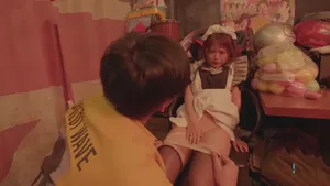 当发现女同事是应召女郎时，这名年轻男子利用了她并对其进行勒索。